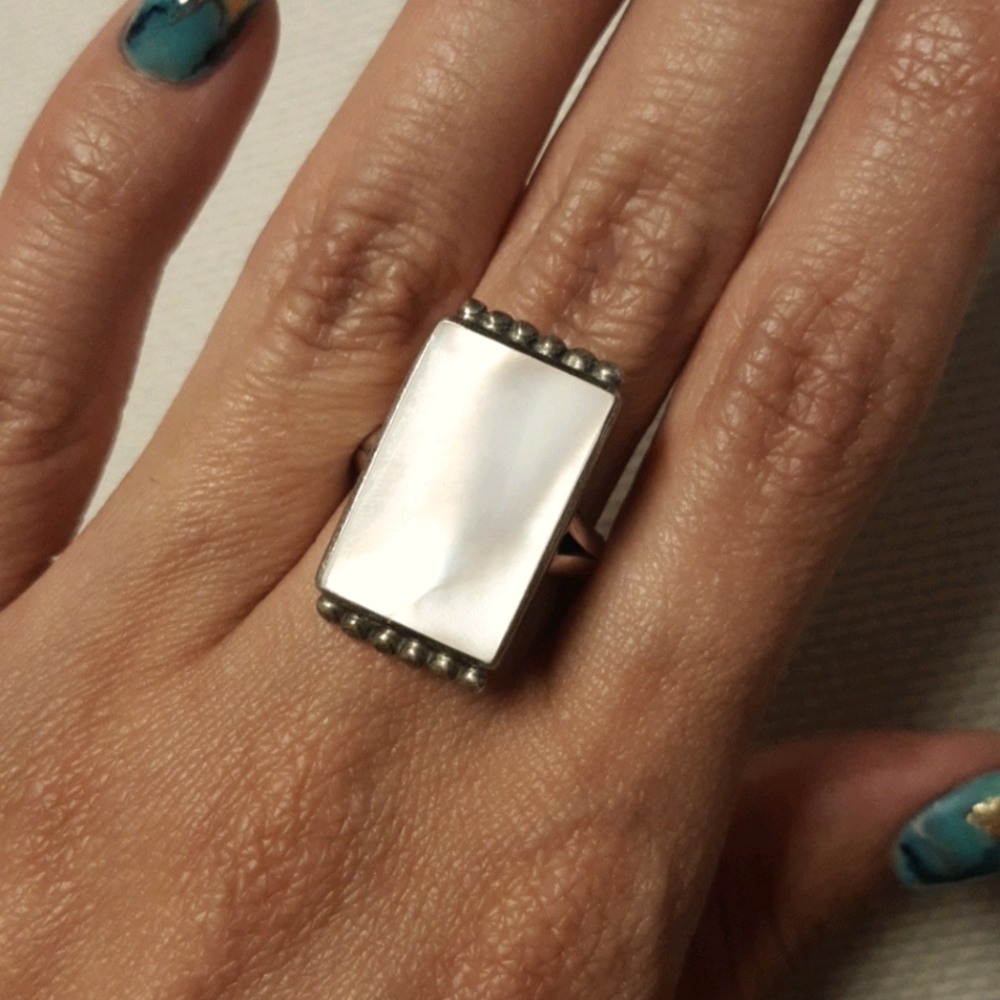 Rectangular mother of pearl silver ring